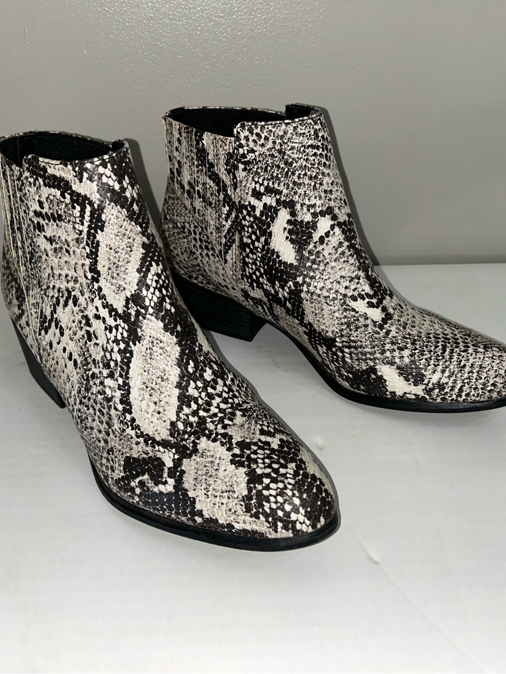 UNIONBAY Black and White Snake-Print Ankle Booties size 8.5